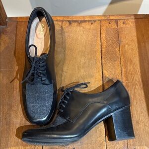 Clarks Artisan Black Leather & Gray Felt Lace-Up Block Heel Shoes – Size 11M US